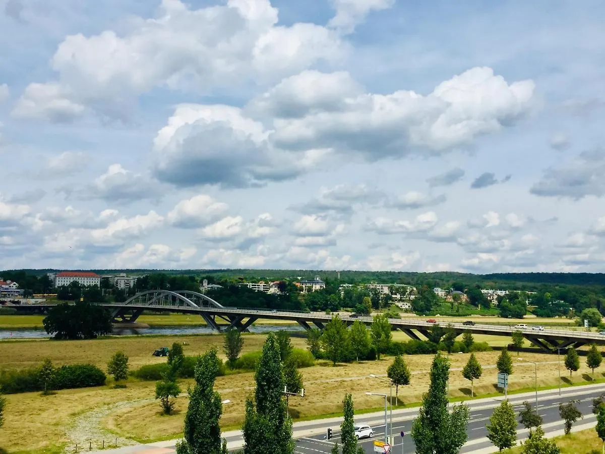 Panoramablick Auf Elbe Und Schlosser Дрезден 0*,  Германия